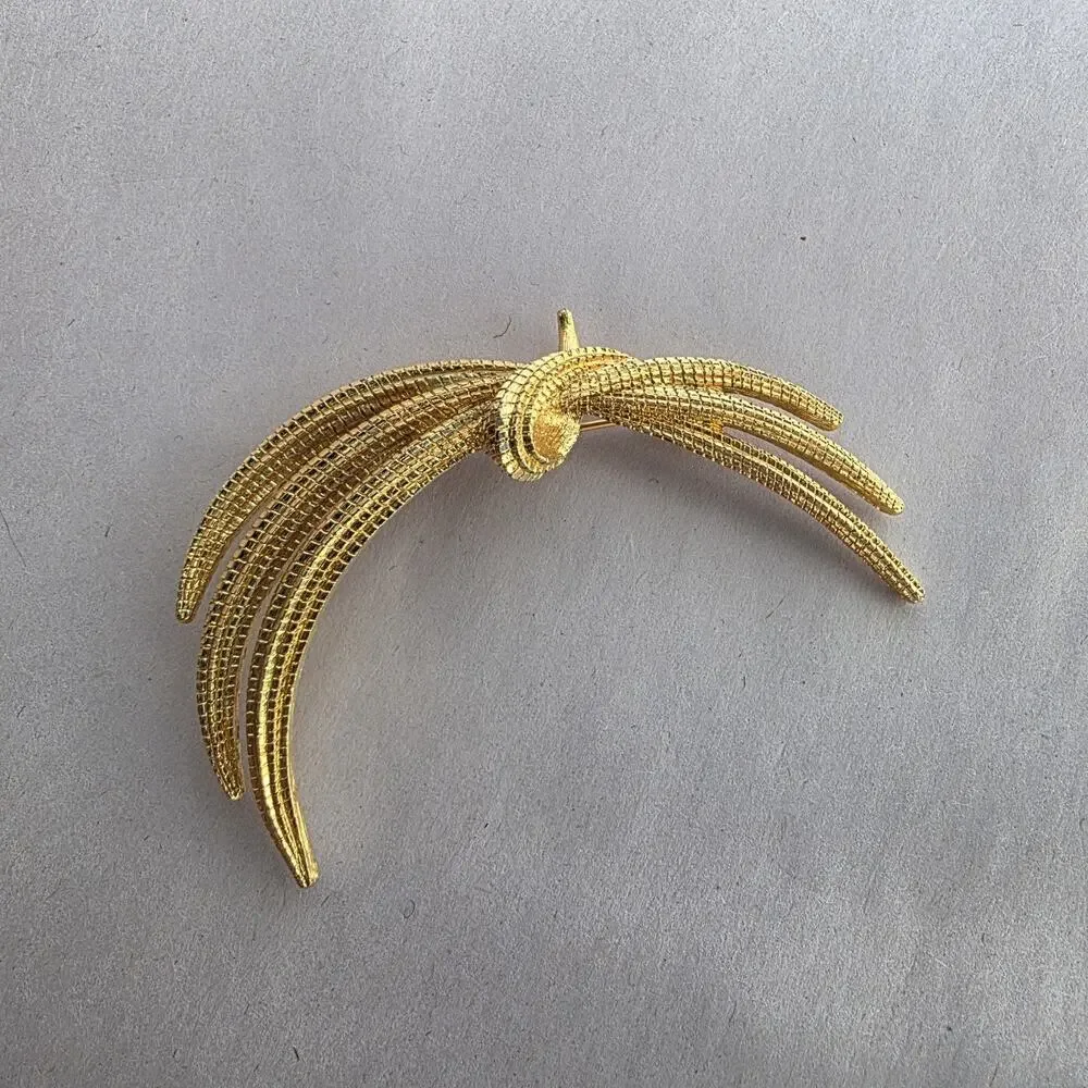 Monet Brooch Gold Tone Textured Ribbon Swirl Vintage Signed 1980s‎ Statement Pin
